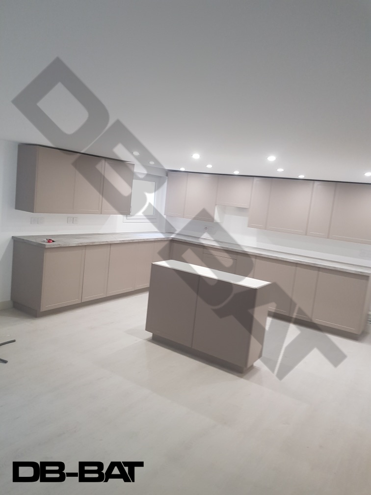 Cuisine après rénovation, îlot central et éclairage LED intelligent