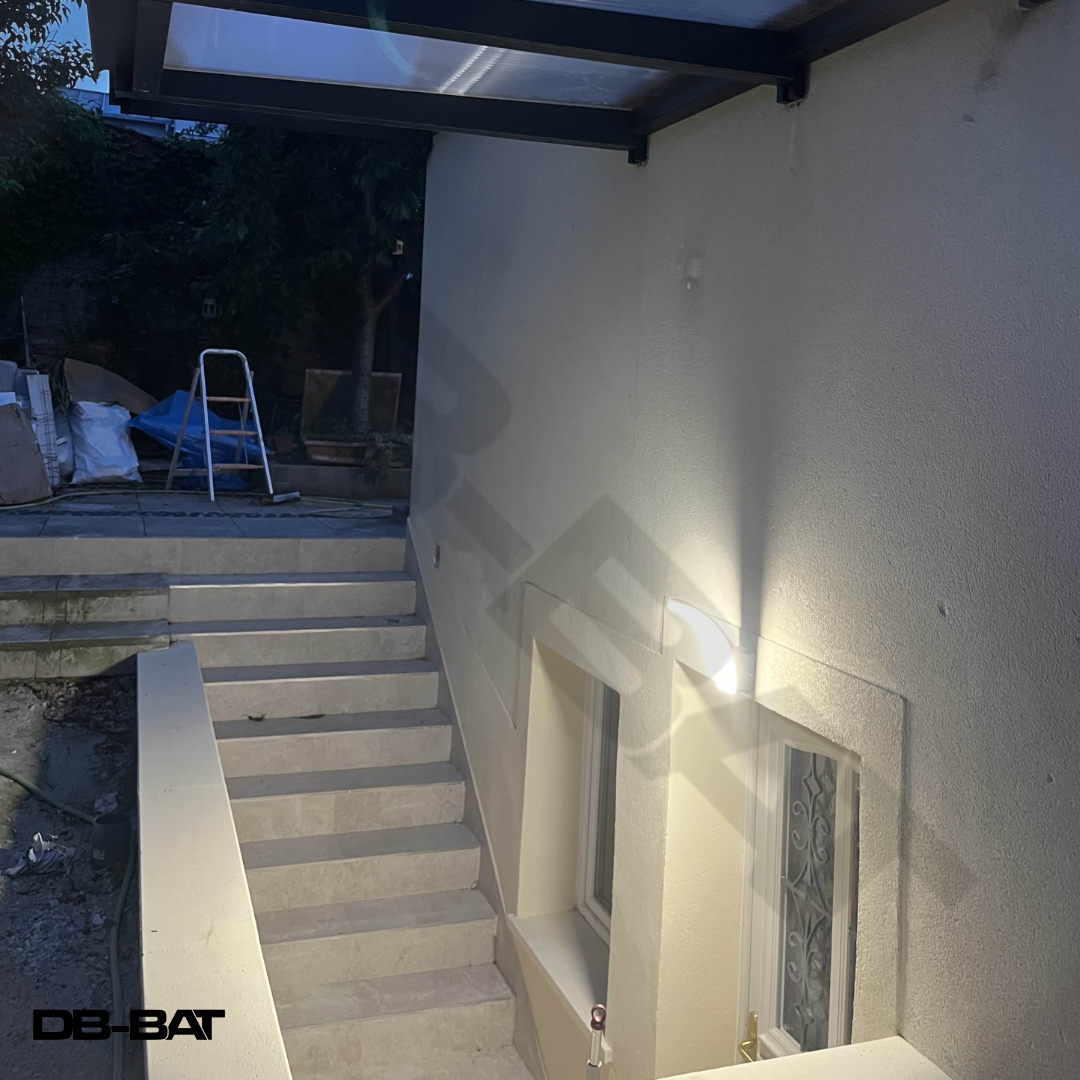 Complexe d'affaires après rénovation, panneaux solaires et finition durable